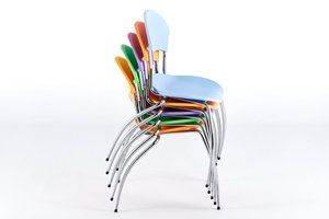 Um die Arztstühle zu verstauen lassen sich diese in stabilen Stapeln zusammen stellen und verstauen